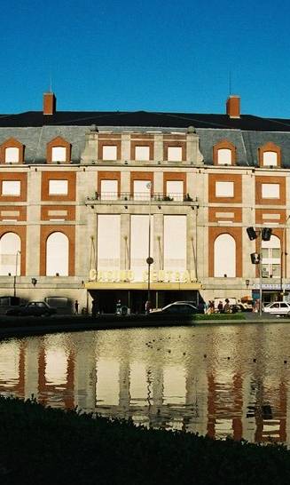 Casino Central fue construido en entre los años 1938 y 1940 obra del arquitecto Alejandro Bustillo, quién también programó el Hotel Provincial de junto, dandole un reconocido carácter emblemático como icono a ese lugar de Mar del Plata.